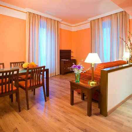 格兰大道44号套房酒店 4*